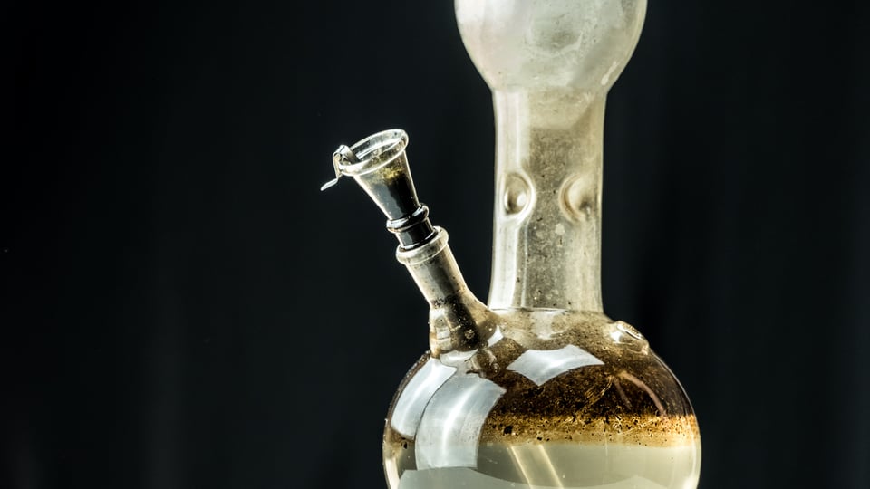 dirty-cannabis-bong